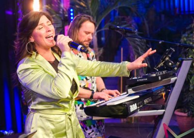 Grundsätzlich sollte Musik Bestandteil eines jeden Events so auch für Firmenfeiern sein. Mit unserer Lounge- und Partymusik werden deine Kunden, Geschäftspartner und Mitarbeiter auf gleicher Wellenlänge schwingen. Mit Entprima Live als Eventband wird das alljährliche Sommerfest oder die Produktpräsentation zu einem echten Highlight.