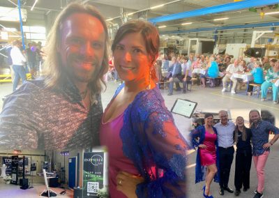 Entprima Live spielt Livemusik für das 80 jährige Bestehen der Firma Topp Textil. Nach dem Event haben sich die beiden Musiker Ja9 und iKAB mit dem Geschäftführer Dr. Stefan Topp und Eventmanagerin Leonie Langer fotografieren lassen.